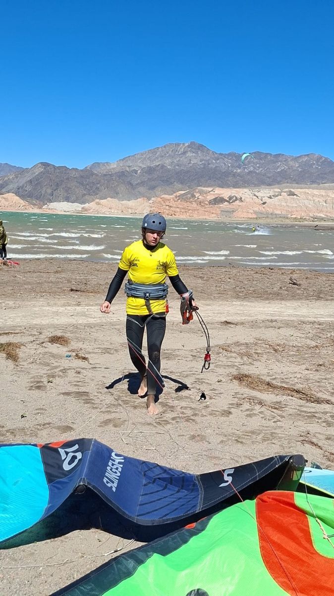 “Aproveché que peso poco y me fui para arriba”: el salto de Nicolás Skrandzius al podio nacional de kitesurf