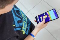 El gobierno reglamentó la ley que regula el uso de celulares en las escuelas