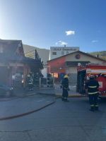 Evacúan un supermercado por un incendio y cortan el tránsito en calle Villegas 