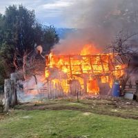 Se incendió una vivienda y un galpón en Quila Quina y evitaron que el fuego se propagara