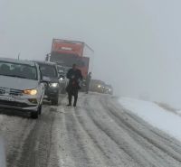 Restringen el transporte de carga en la Ruta 237 por intensas nevadas y hielo