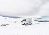 Rescataron a una familia que quedó varada con un motorhome en una ruta cubierta de barro