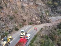 Trabajan para despejar la Ruta de los Siete Lagos tras el desmoronamiento y habilitar un paso de emergencia