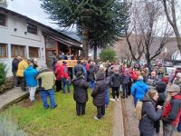 Vecinos se manifestaron frente al Municipio y al Concejo Deliberante reclamando la renuncia del intendente Carlos Saloniti
