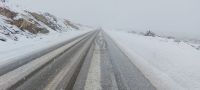 Intensas nevadas y lluvias complican la transitabilidad: suspendieron servicios nocturnos y hay cortes preventivos