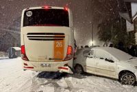 Un colectivo chocó a siete autos en plena nevada y un damnificado fue detenido por agresión