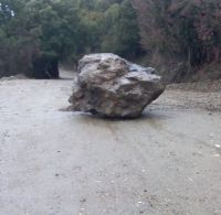 Caída de rocas afectó el camino de acceso al paraje El Contra