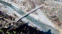 Avanza la construcción del puente peatonal sobre el río Cuyín Manzano