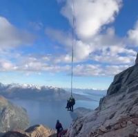 Rescataron a una persona de 60 años en el Cerro López con una compleja maniobra en helicóptero